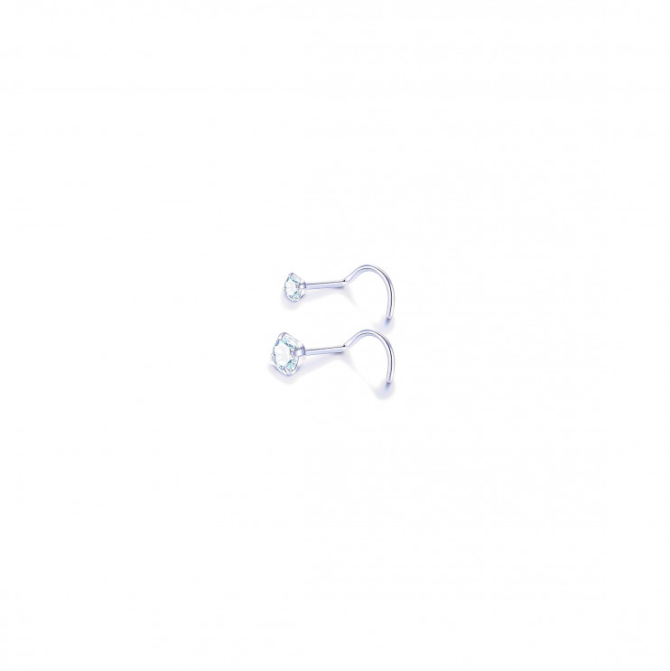 Нострил из титана.Прозрачный страз зажат в лапках.Размер страза 2.5 м  