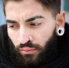 Пирсинг крыла носа